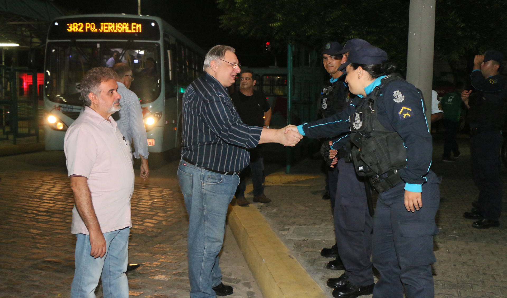 moroni torgan cumprimenta guardas municipais no terminal de messejana